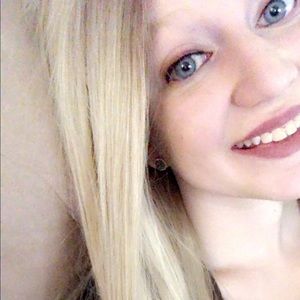 Meet your Posher, Caitlin